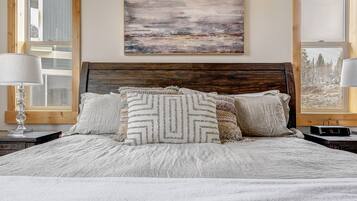 4 bedrooms, laptop workspace, iron/ironing board, free WiFi