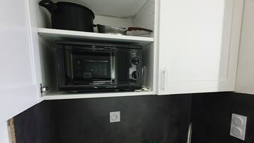 Een koelkast, een microgolfoven, een oven, een kookplaat