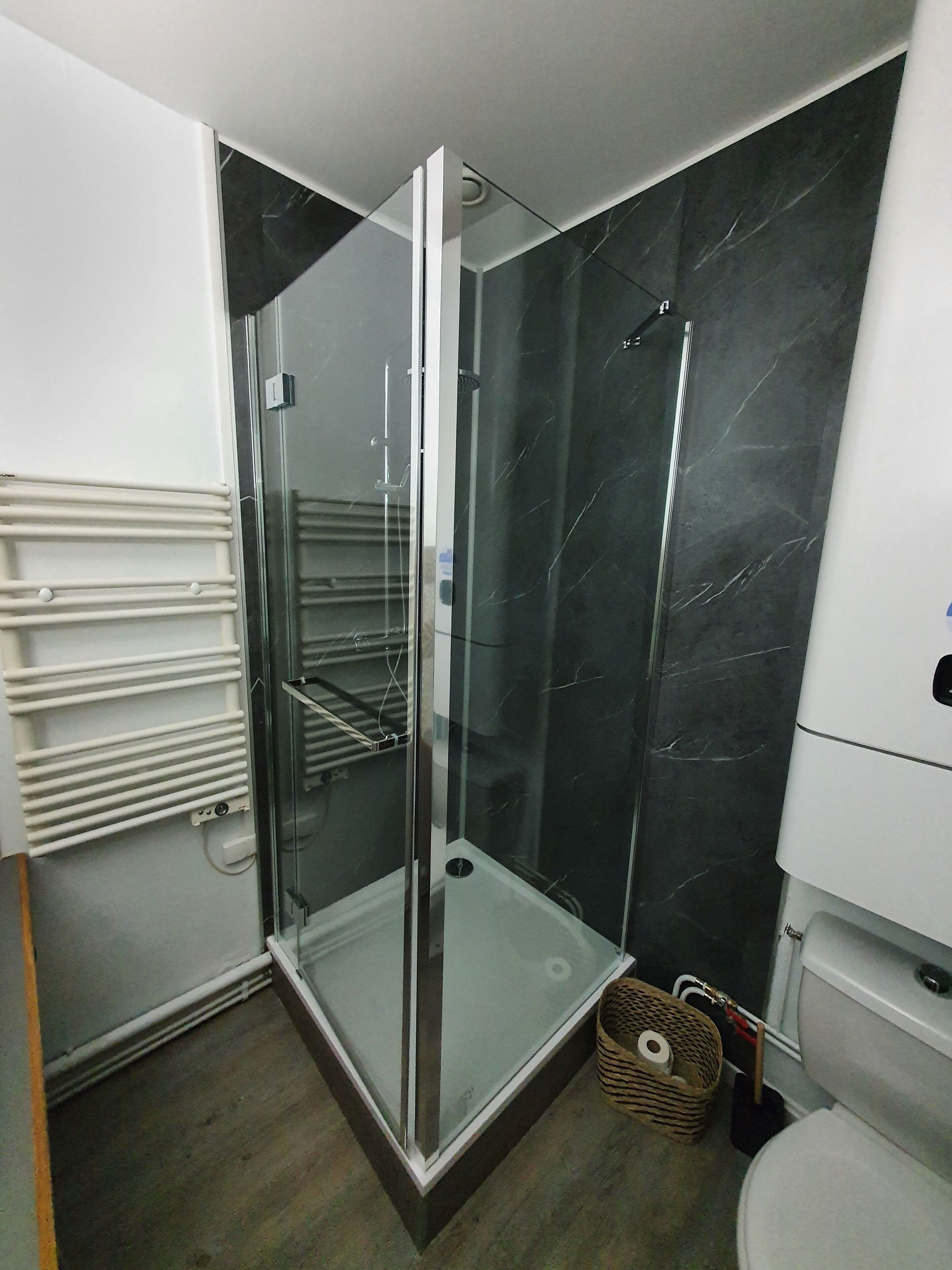 Douche, sèche-cheveux, serviettes fournies, papier toilette