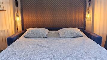 2 chambres, bureau, chambres insonorisées, fer et planche à repasser