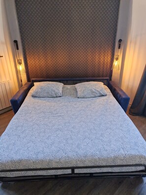 2 bedrooms, desk, soundproofing, iron/ironing board