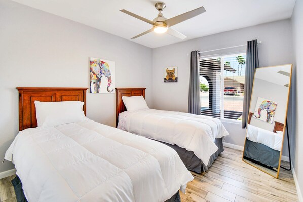 4 habitaciones, escritorio y tabla de planchar con plancha 