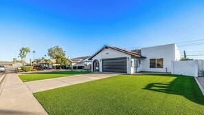 Exterior - Elegant 5Br Retreat|pool,Hot tub & En Suites (Scottsdale)