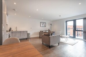 TV, offices - Stay Zeni, Ouse Court York Smart 2 Bed Flat (York)