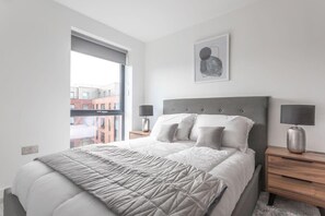 2 bedrooms, desk, iron/ironing board, WiFi