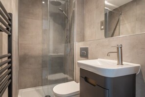 Bathtub, hair dryer, towels, shampoo