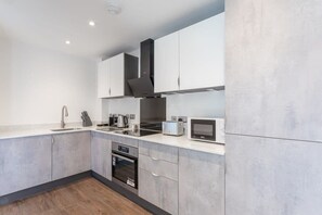 Fridge, microwave, oven, stovetop - Stay Zeni, Ouse Court York Lovely 1 Bed Apartment (York)