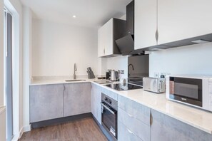Fridge, microwave, oven, stovetop - Stay Zeni, Ouse Court York Lovely 1 Bed Apartment (York)