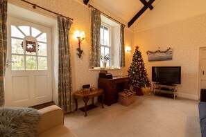 Flat-screen TV - Charming countryside cottage in Braunton, sleeps 5,  close to the coast (Braunton)