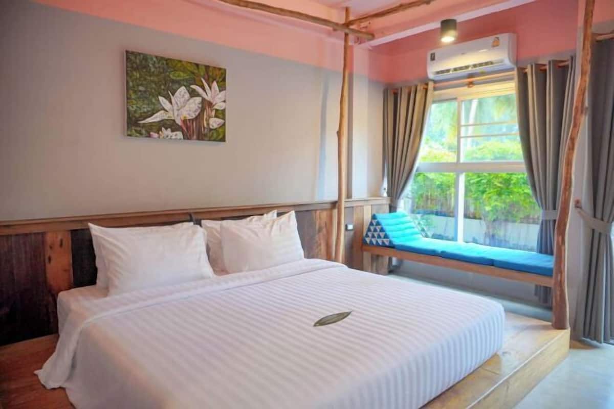 In-room safe, bed sheets