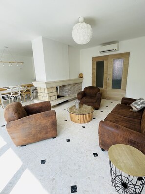 Smart-TV, Videospiele, Tischfußball, Tischtennisplatte