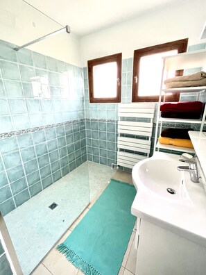 Douche, séchoir à cheveux, serviettes fournies, savon