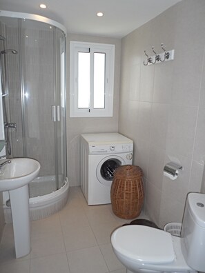 Douche, séchoir à cheveux, bidet, serviettes fournies