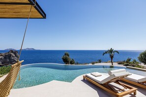 A heated pool - Stunning sea views, access to a private cove, hot tub! (Rethymno)