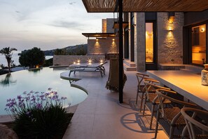 A heated pool - Stunning sea views, access to a private cove, hot tub! (Rethymno)
