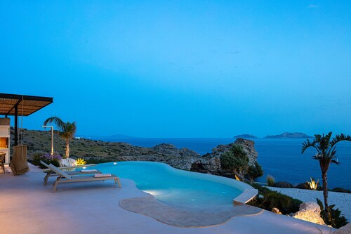 Stunning sea views, access to a private cove, hot tub!
