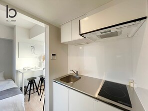 Frigorífico, microondas, placa de cocina y utensilios de cocina