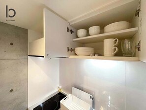 Kühlschrank, Mikrowelle, Herdplatte, Kochgeschirr/Geschirr/Besteck