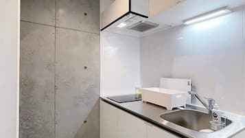 Refrigerador, microondas, parrilla de estufa y utensilios de cocina