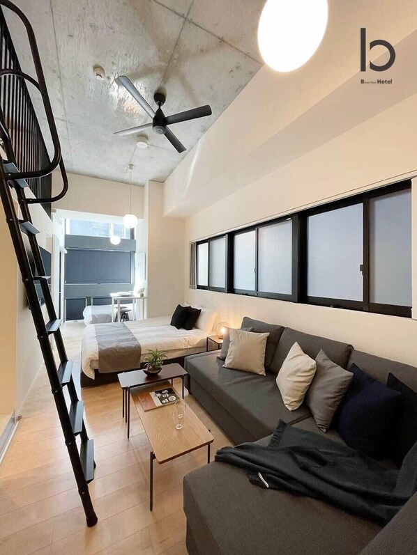 TV, offices - b hotel Neko Yard | Loft Studio walk to Peace Park (Naka Ward, Hiroshima)