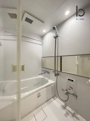 Badewanne, Haartrockner, Handtücher