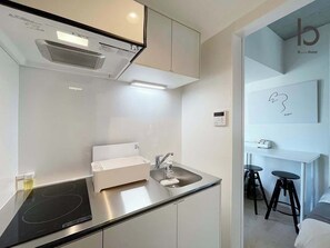 Geladeira, micro-ondas, cooktop, chaleira elétrica