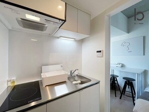 Kühlschrank, Mikrowelle, Herdplatte, Wasserkocher