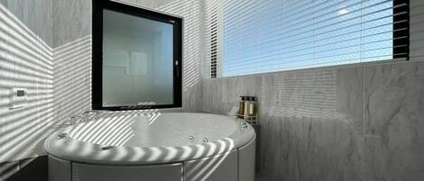 Baignoire, sèche-cheveux, serviettes fournies, savon