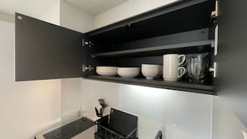 Refrigerador, microondas, parrilla de estufa y tetera eléctrica