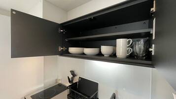 Refrigerador, microondas, parrilla de estufa y tetera eléctrica