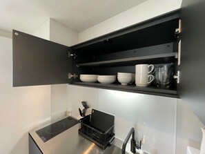 Fridge, microwave, stovetop, electric kettle - b hotel Neko Yard | Scenic Studio with Jacuzzi (Hiroshima City)