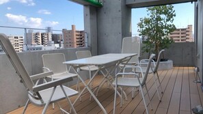 Outdoor dining - b hotel Neko Yard | Scenic Studio with Jacuzzi (Hiroshima City)