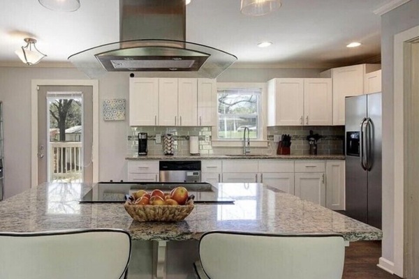 Kjøleskap, mikrobølgeovn, ovn og kokeplater