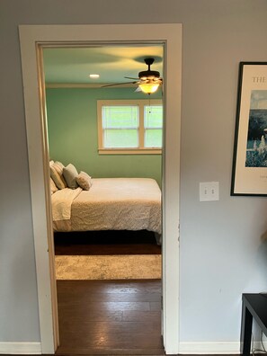4 bedrooms, iron/ironing board, free WiFi, bed sheets - Experience Atlanta living near Zoo Atlanta - 9min drive (Atlanta)