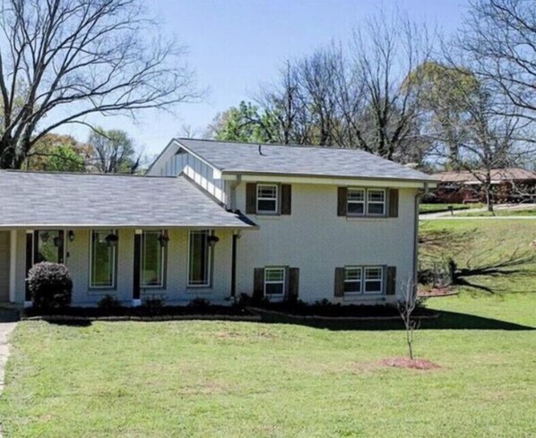 Exterior - Experience Atlanta living near Zoo Atlanta - 9min drive (Atlanta)