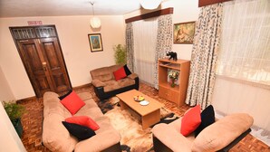 Business Single Room | Living area - Gracehouse Resort (Nairobi)