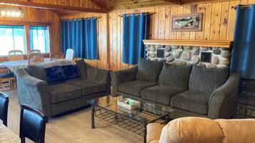 Smart TV, chimenea, reproductor de DVD y tenis de mesa