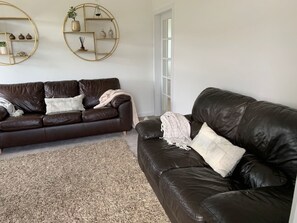 Huis, meerdere bedden | Woonkamer | Een 30-inch televisie met digitale zenders