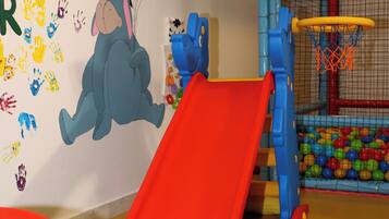 Kawasan main kanak-kanak – tertutup