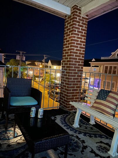 1 block from beach; 2 bedrooms 1 bath; Sleep 5, 3rd Fl Deck