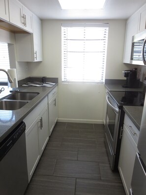 冰箱、微波炉、烤箱、炉灶