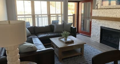 3 Bedroom Slope-side Condo at Cranmore Mountain. Minutes to Storyland!