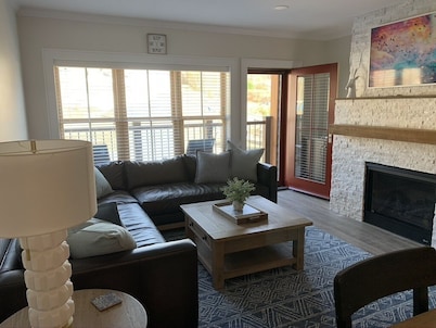 3 Bedroom Slope-side Condo at Cranmore Mountain. Minutes to Storyland!