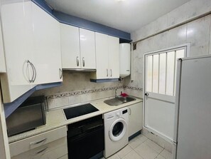 Ofen, Kochgeschirr/Geschirr/Besteck