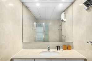 Apartment | Badezimmer | Duschwanne
