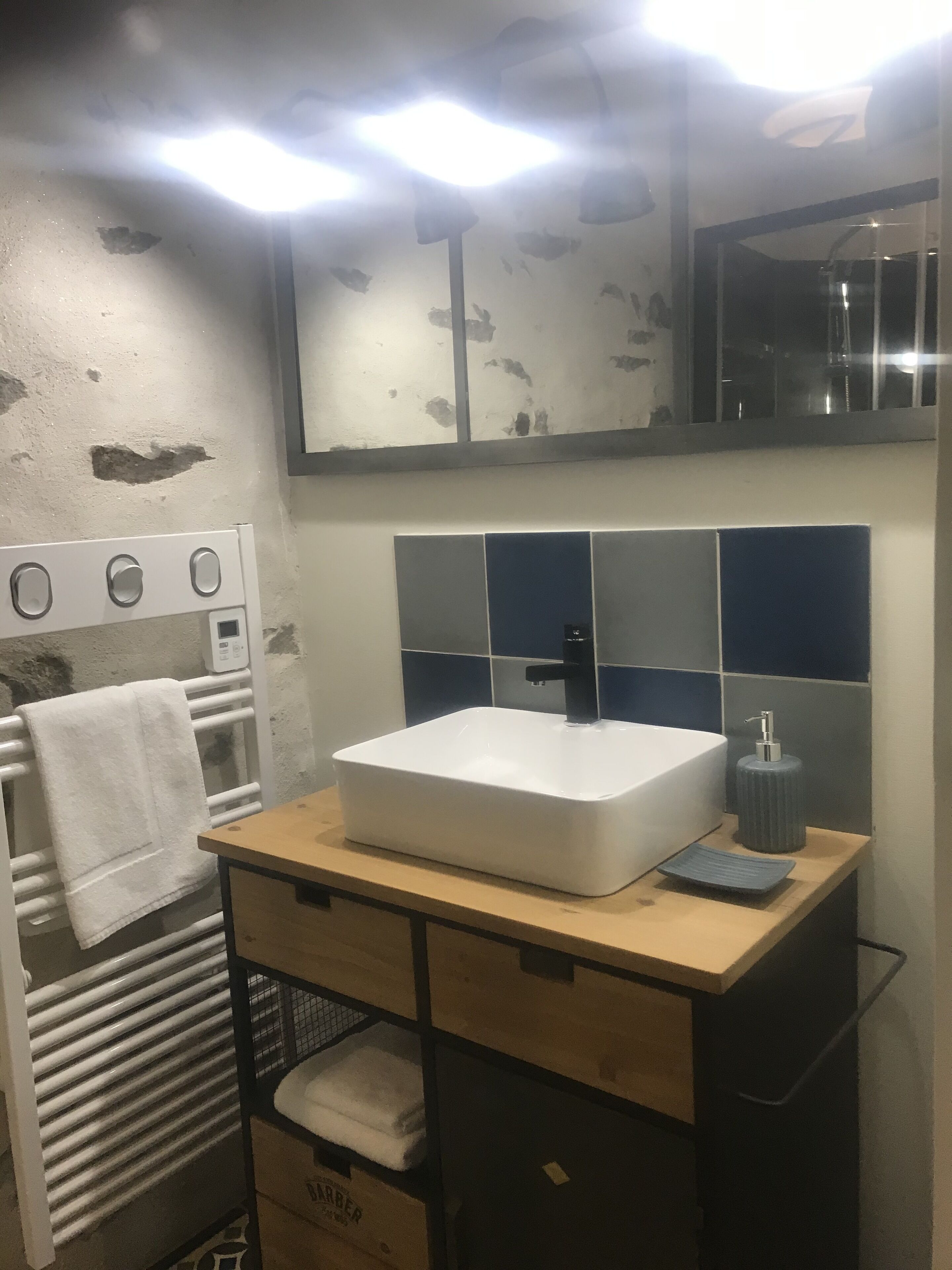 Suihku, hiustenkuivaaja, pyyhkeet, saippua