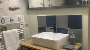 Suihku, hiustenkuivaaja, pyyhkeet, saippua