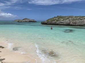 Na praia, espreguiçadeiras, toalhas de praia