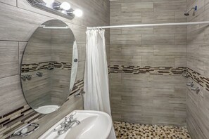 Apartment, 1 Bedroom | Bathroom | Shower, towels - Richard's Motel (Hollywood)