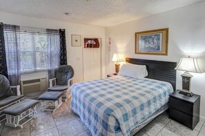 Studio tiện nghi đơn giản, 1 giường cỡ queen | Trang bị nội thất với thiết kế riêng biệt, bàn ủi/dụng cụ ủi quần áo 